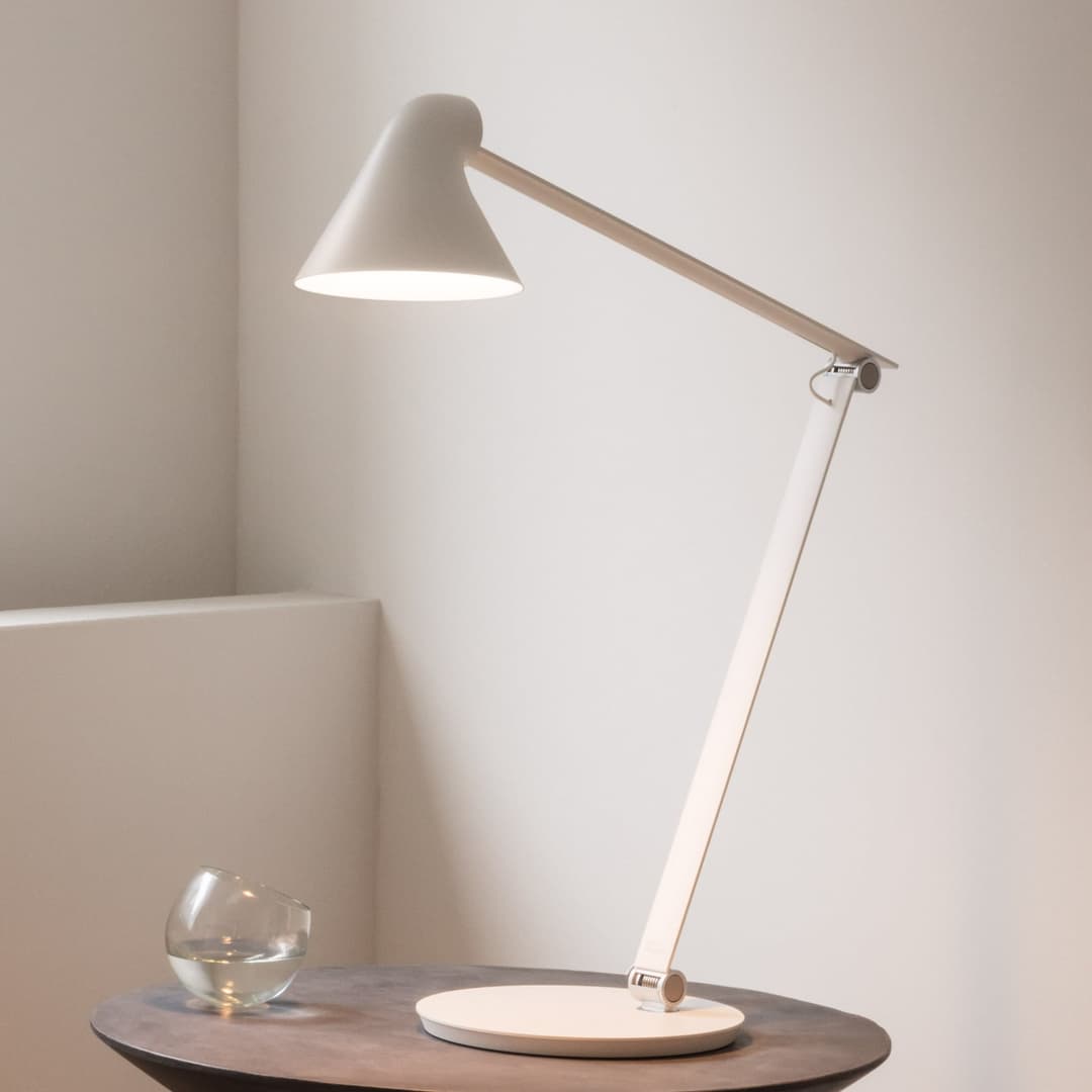 NJP Tischleuhcte m/Fuß 3000K Weiß - Louis Poulsen - Wohnzimmer - Design - Metall - Einflammig