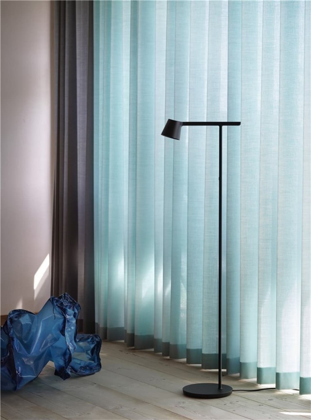 Tip Stehleuchte Black - Muuto - Wohnzimmer - Aluminium
