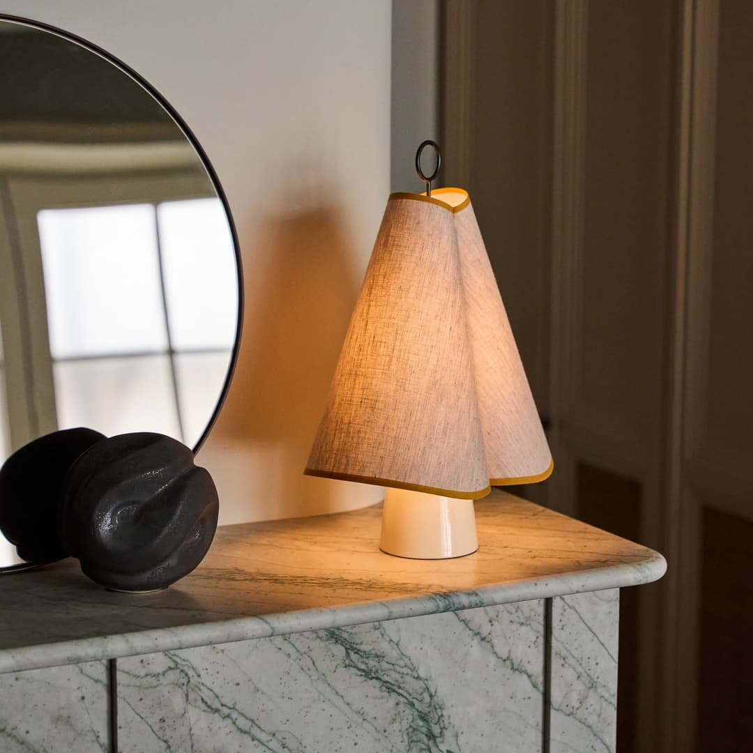 Hornbæk LED-Akku-Tischleuchte, beige/gelb, Canvas - GUBI - Wohnzimmer - Design - Stoff / Textil - Einflammig