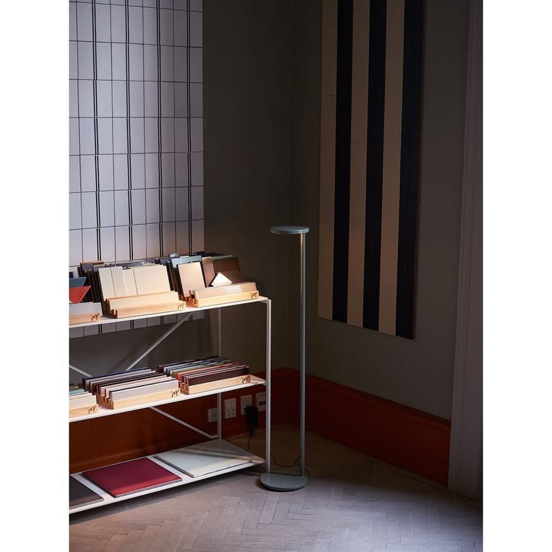 Oblique F Stehleuchte 3000K USB-C USB-C Matt Rust - Flos - Wohnzimmer - Aluminium
