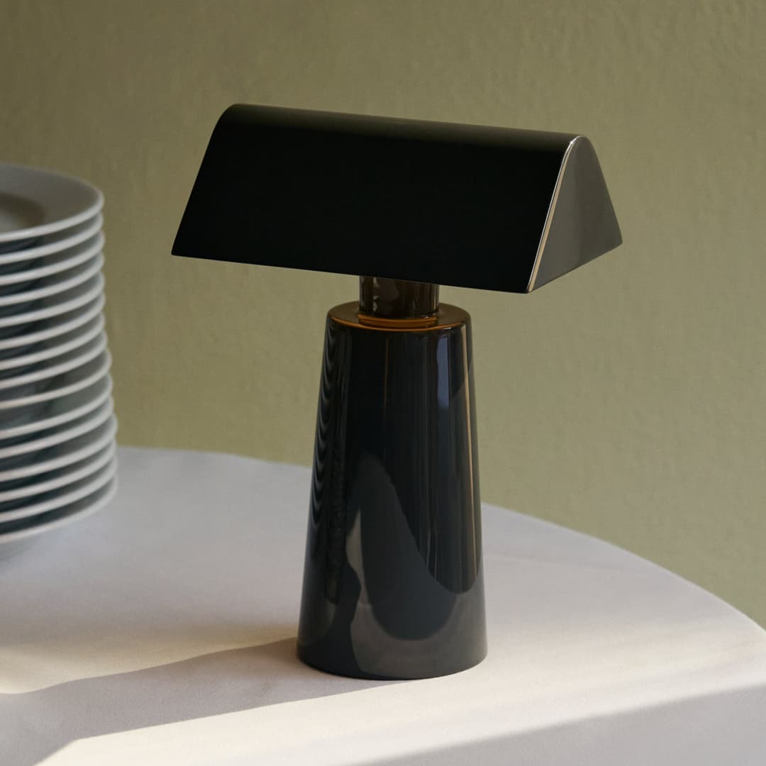 Caret MF1 Akku-Tischleuchte, anthrazit, IP44 - &TRADITION - Wohnzimmer - Design - Metall - Mit Schirm