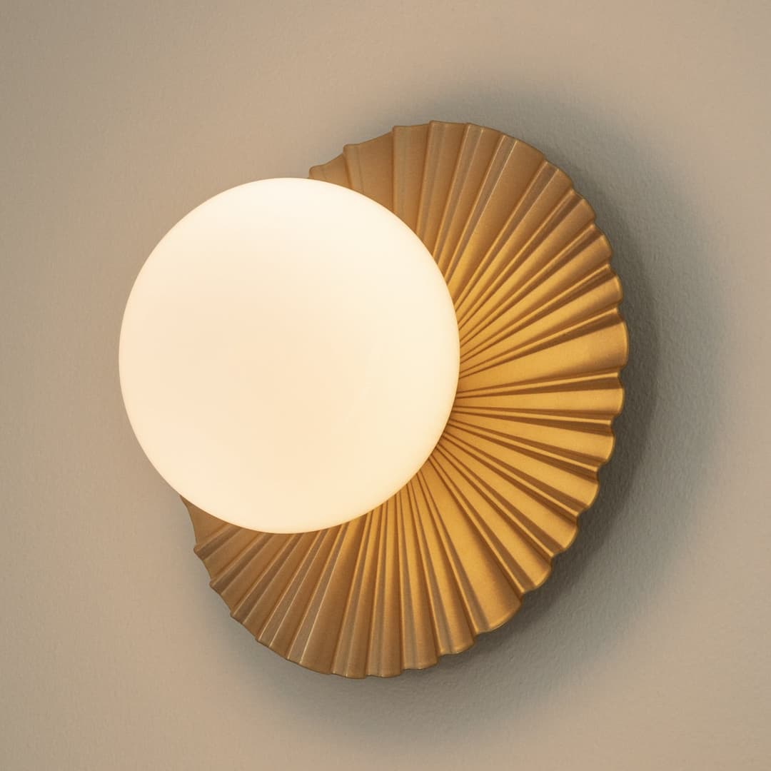 Liila Muuse Deckenlampe, gold/opal, Ø 20 cm, IP44 - Nuura - Wohnzimmer - Skandinavisch - Metall - Einflammig