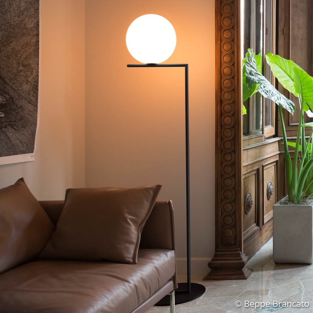 IC F1 Stehleuchte Matt Schwarz - Flos - Wohnzimmer - Design - Metall - Kugel