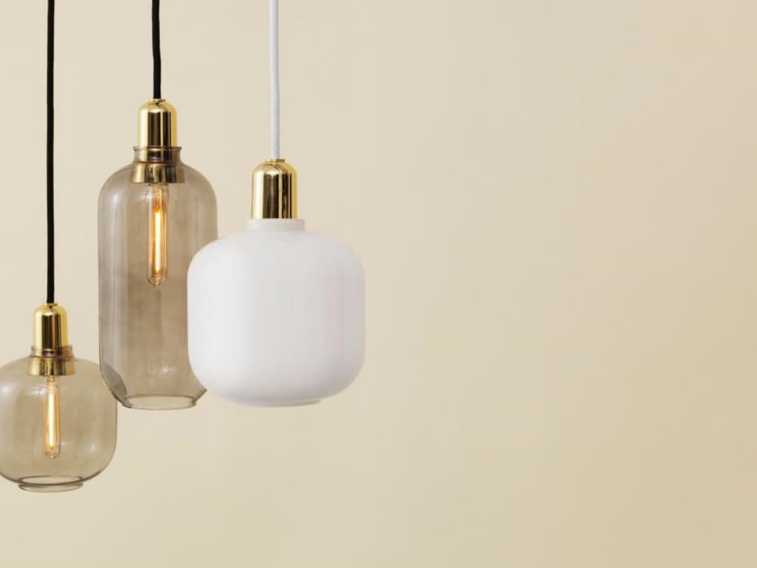 Amp Pendelleuchte Small Rauch/Messing - Normann Copenhagen - Wohnzimmer - Glas