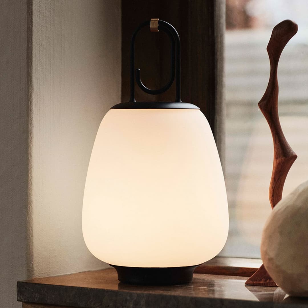 Lucca SC51 Outdoor Portable Opal Glass/Black - &Tradition - Wohnzimmer - Design