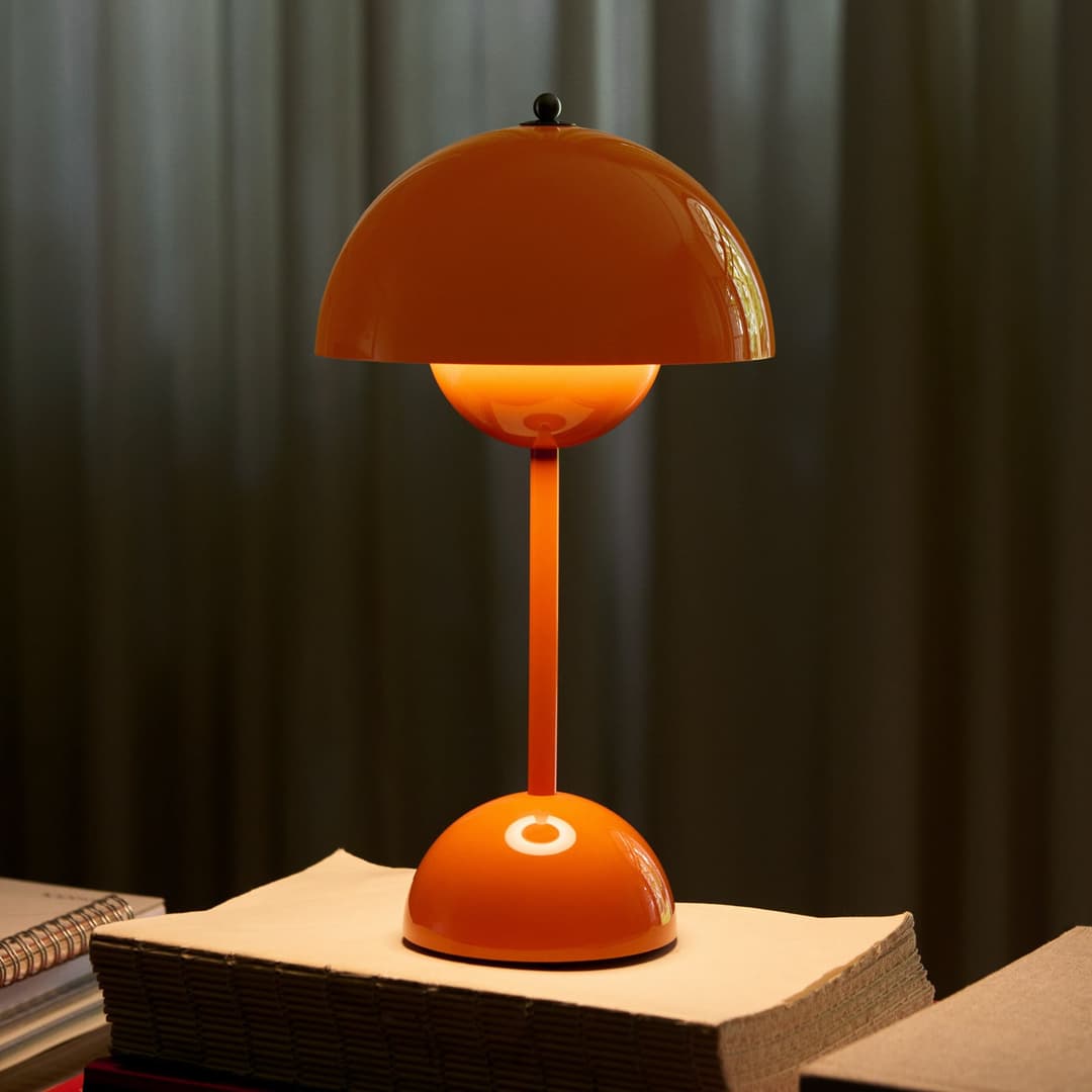 Flowerpot VP9 LED-Akku-Tischlampe, orange, IP44 - &TRADITION - Wohnzimmer - Design - Kunststoff - Mit Schirm