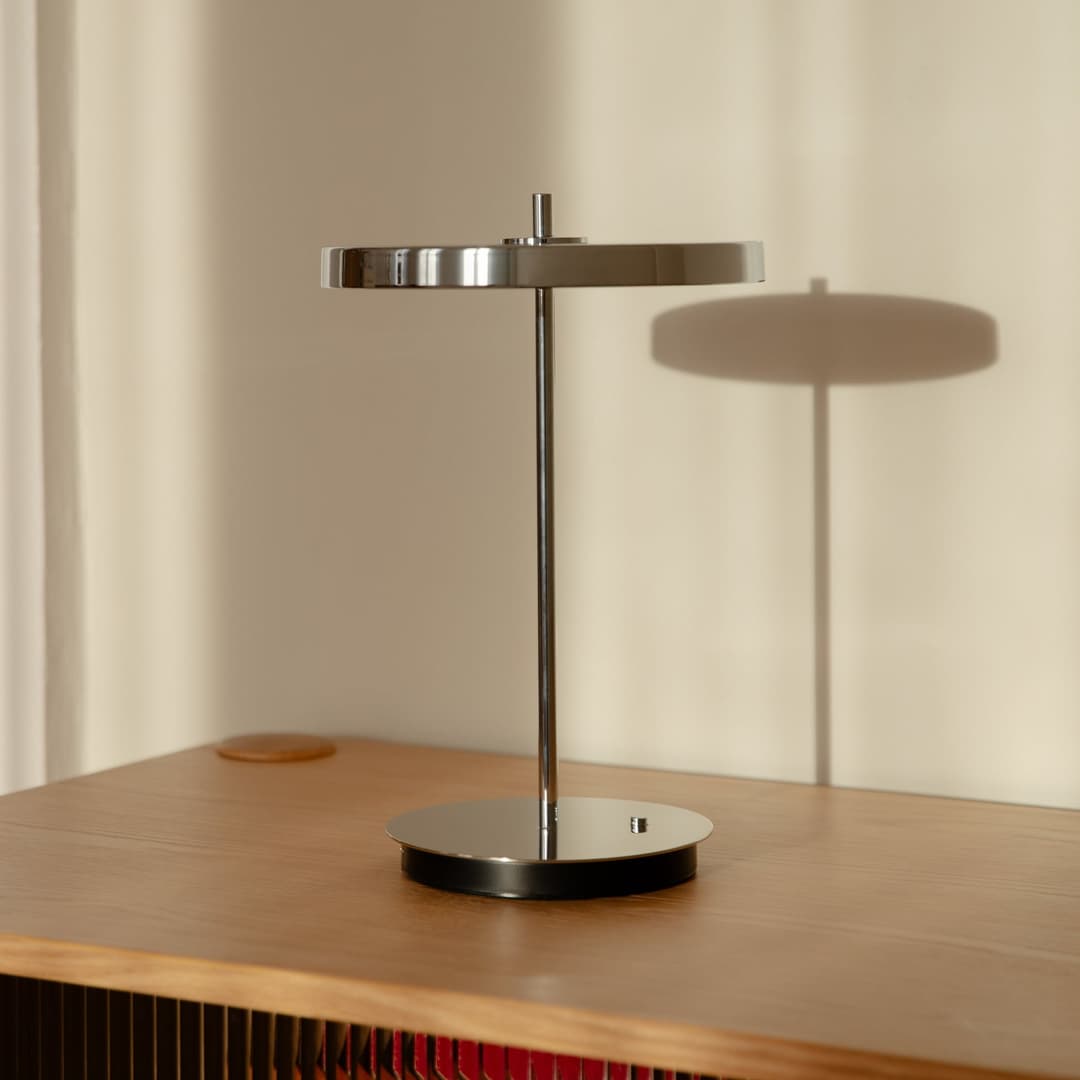 Asteria Move Portable Tischleuchte Polished Steel - UMAGE - Wohnzimmer - Design - Metall - Mit Schirm