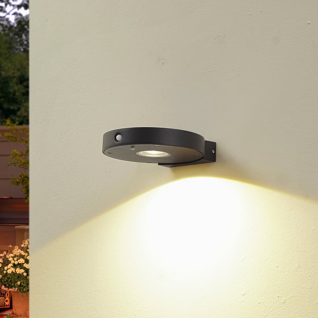 Tavon LED-Solar-Wandleuchte, rund, schwarz, Sensor - Lucande - Balkon - Modern - Aluminium
