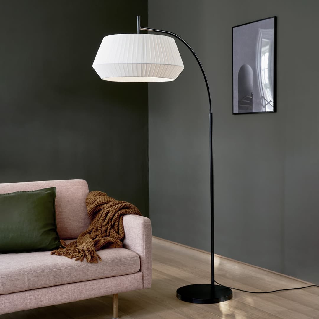 Dicte Stehleuchte, handgebundener Schirm, weiß - Nordlux - Wohnzimmer - Skandinavisch - Stoff / Textil - Einflammig