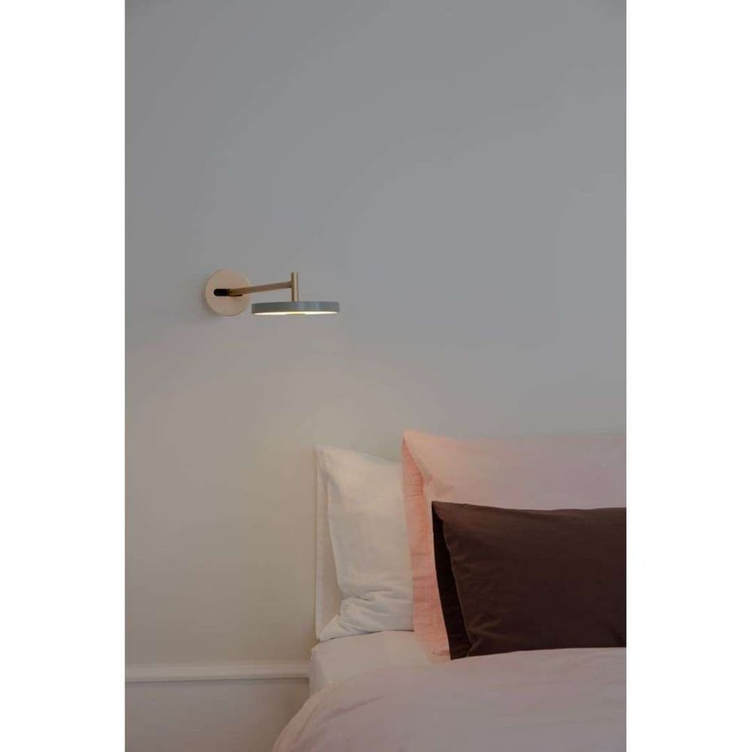 Asteria Long LED-Wandlampe, oliv/messing, Hardwire - UMAGE - Wohnzimmer - Design - Metall - Einflammig