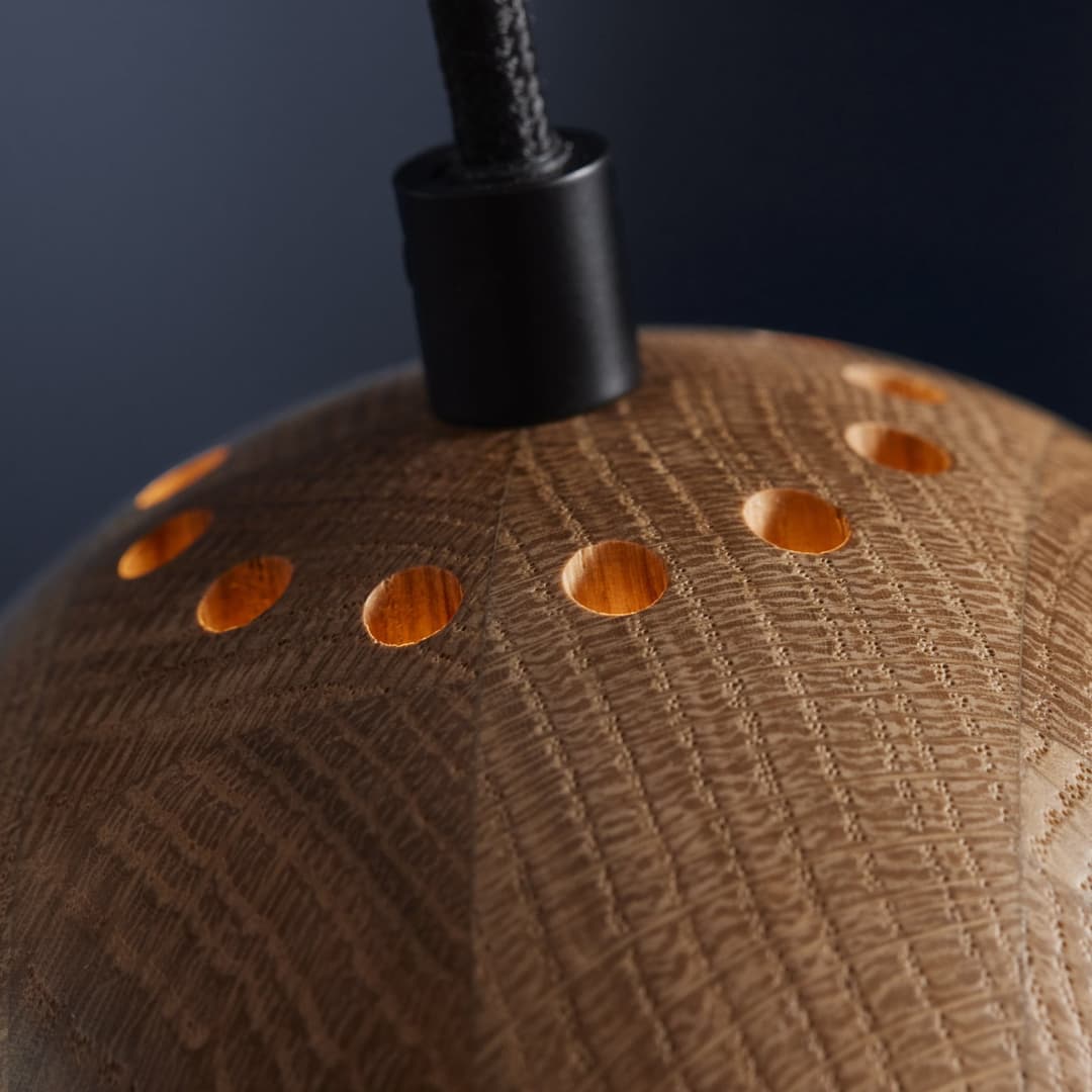 Ball Pendelleuchte Ø12 Oak - Frandsen - Wohnzimmer - Design - Holz - Mit Schirm