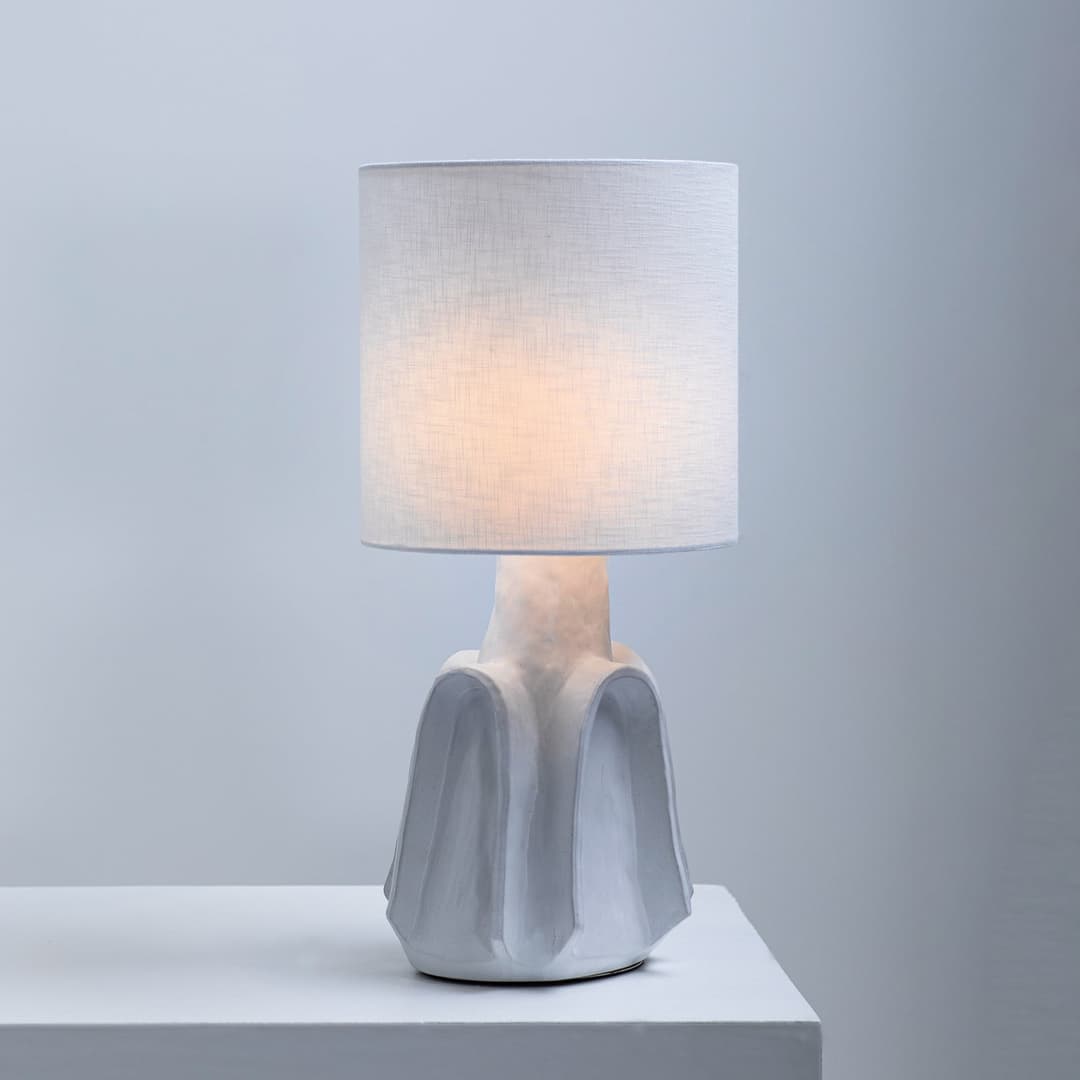WHITE BILLY 02 Tischleuchte, Steingut, Textil, E27 - Serax - Wohnzimmer - Design - Keramik - Einflammig