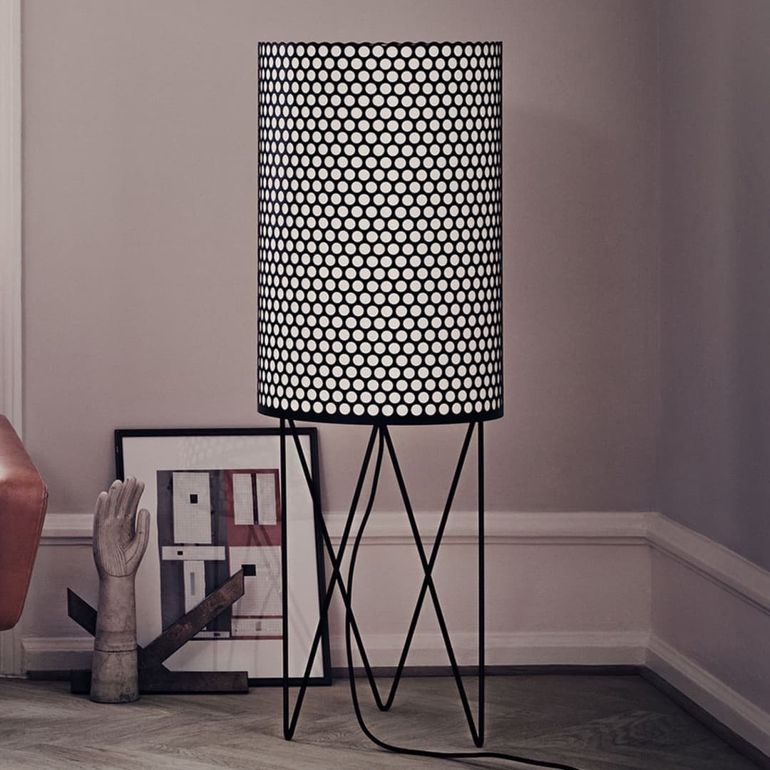 PD2 Stehleuchte Schwarz - GUBI Pedrera PD2 - Wohnzimmer - Design - Metall - Mit Schirm