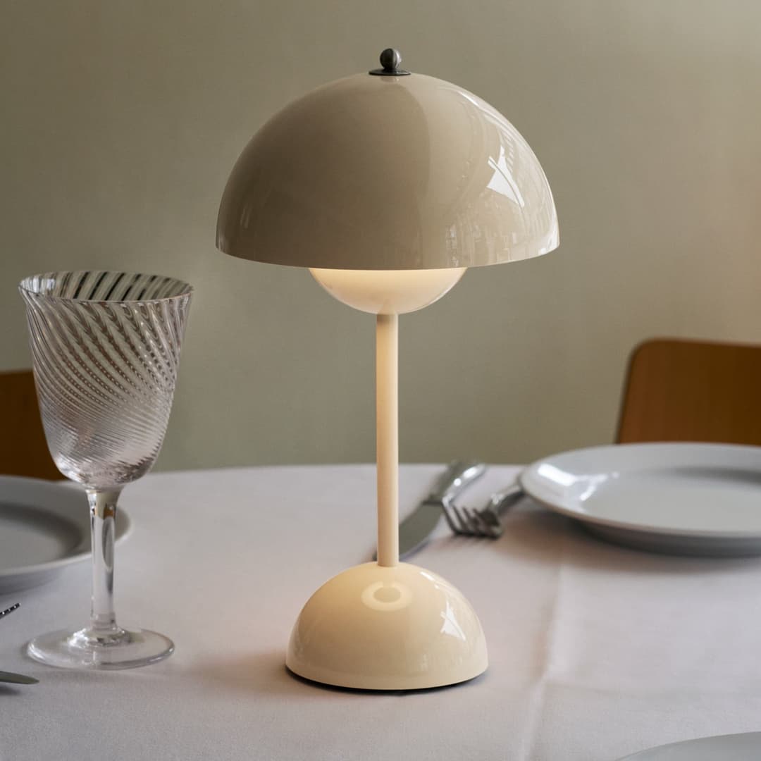 Flowerpot VP9 LED-Akku-Tischlampe, creme, IP44 - &TRADITION - Wohnzimmer - Design - Kunststoff - Mit Schirm