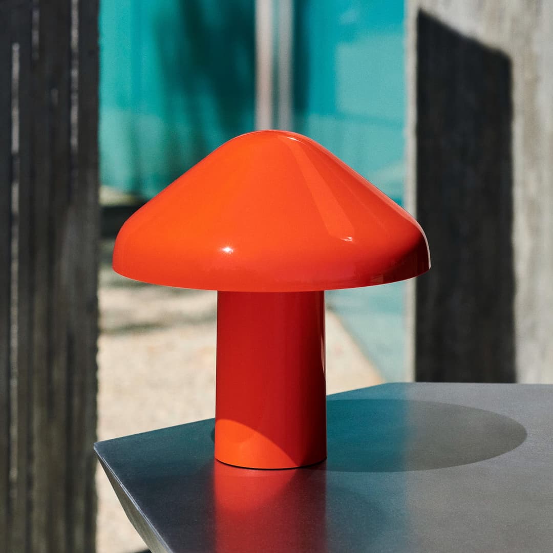 Pao Akku-Tischlampe, rot, 220 lm, IP44, 23 cm, dim. - HAY - Wohnzimmer - Design - Kunststoff - Mit Schirm