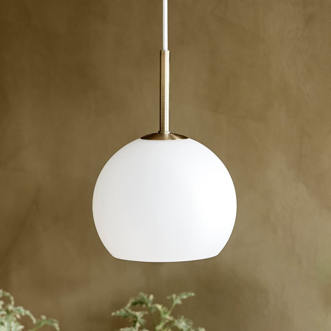 Ball Glass Pendelleuchte Ø18 Opal Weiß - Frandsen - Wohnzimmer - Design - Mit Schirm
