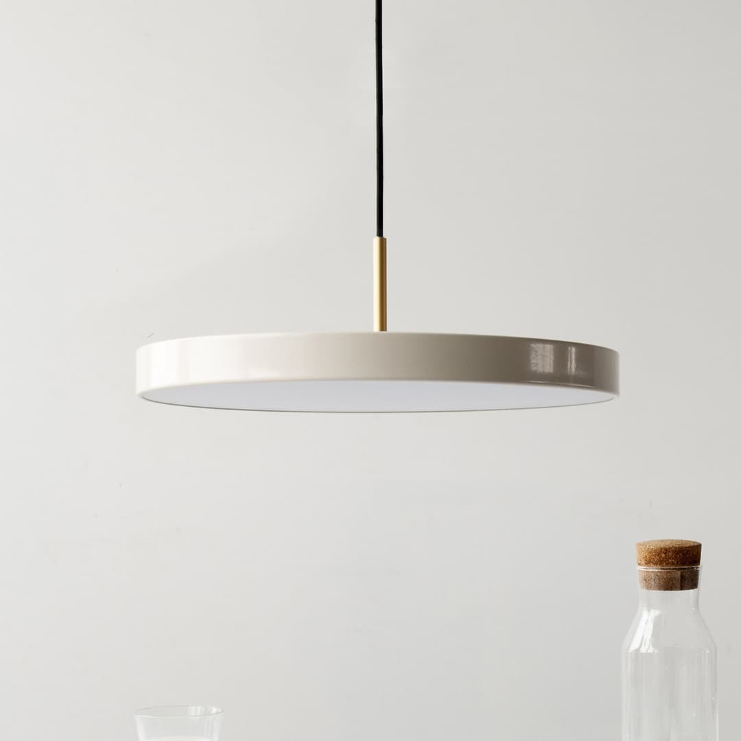 Asteria Medium LED-Hängelampe perlmutt/messing 43 cm - UMAGE - Wohnzimmer - Design - Metall - Einflammig