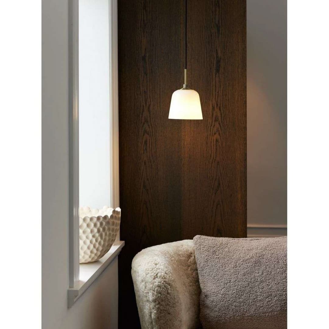 Room 49 Pendelleuchte Ø15 Antique Brass/Opal - Halo Design - Esszimmer - Glas
