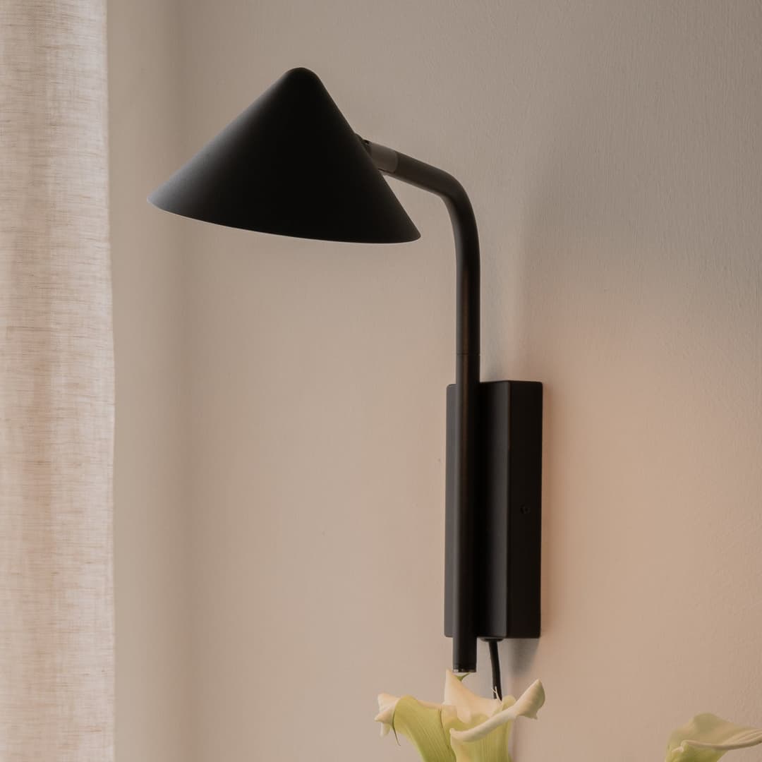 Kuro Wandlampe, schwarz, 32 cm, Stecker, G9 - Watt & Veke - Wohnzimmer - Design - Metall - Einflammig