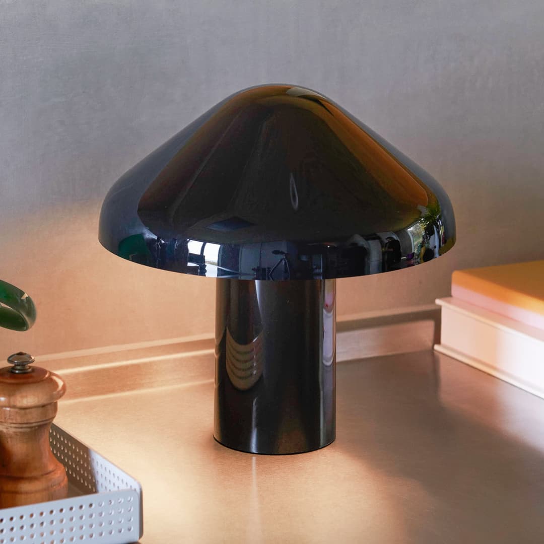 Pao Akku-Tischlampe, schwarz, 220 lm, IP44, 23cm, dim. - HAY - Wohnzimmer - Design - Kunststoff - Mit Schirm