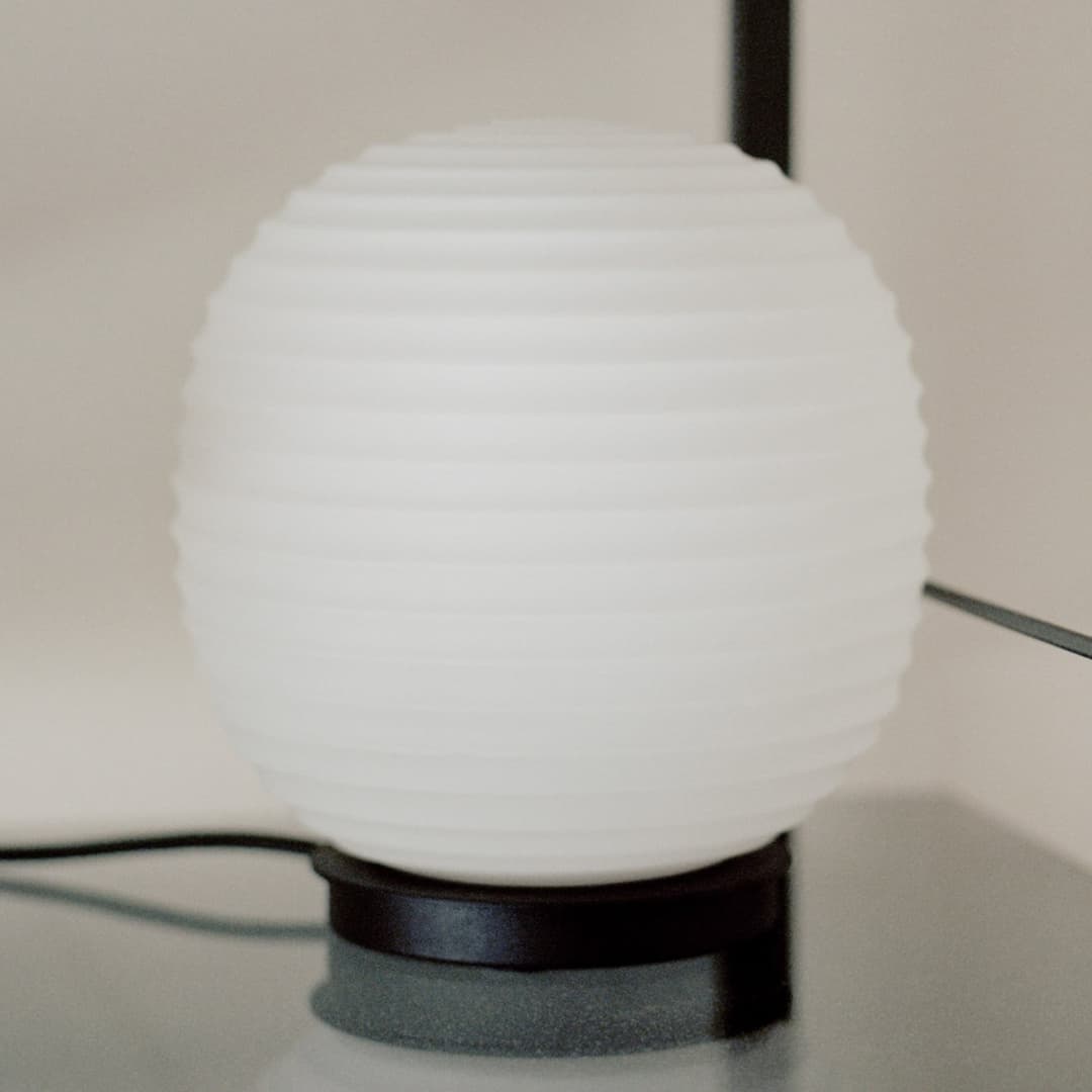 Lantern Globe Tischleuchte Small - New Works Lantern Globe Small - Wohnzimmer - Design - Glas - Kugel