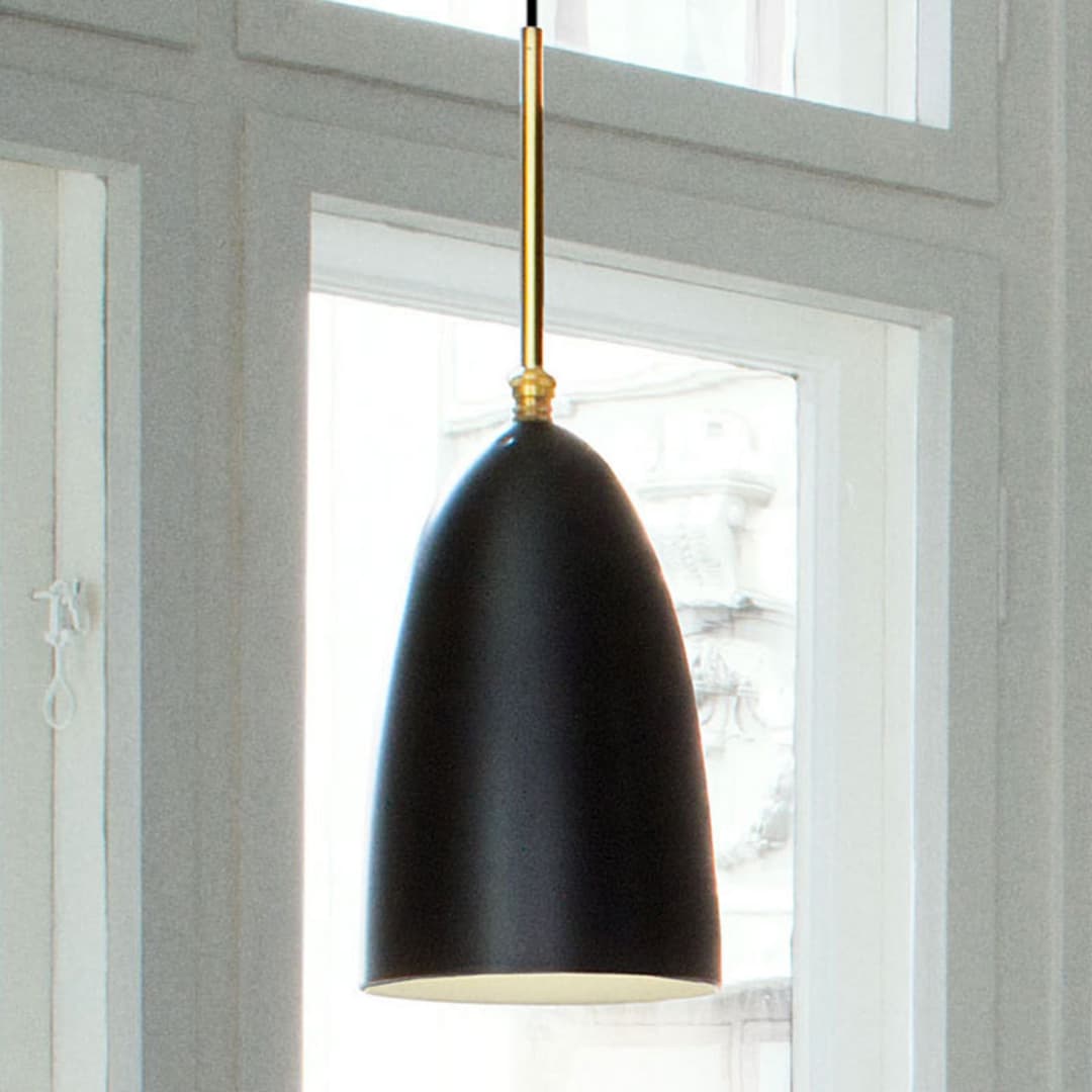 Gräshoppa Pendelleuchte Jet-Black - GUBI - Wohnzimmer - Design - Metall - Einflammig