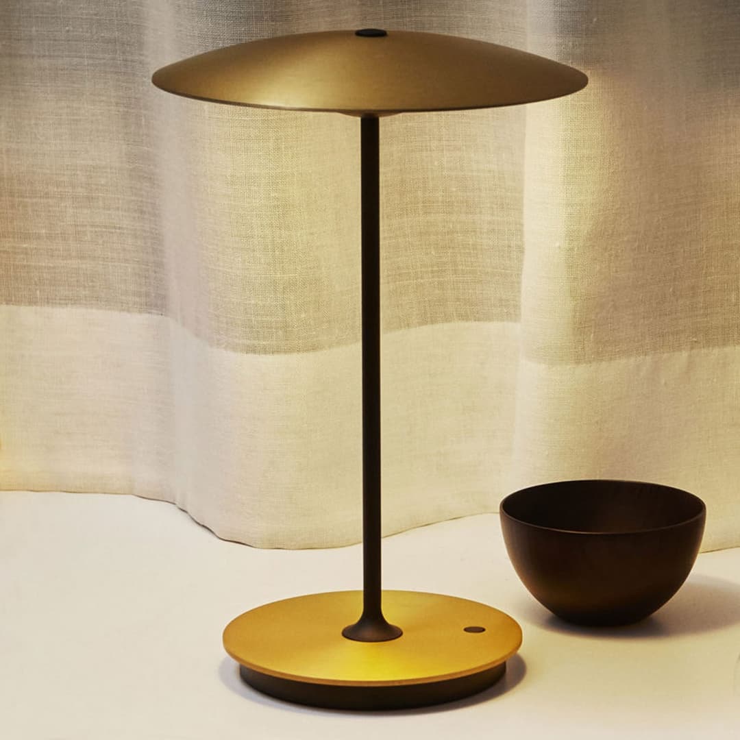Ginger LED-Akkutischlampe Alu, messing/weiß - MARSET - Wohnzimmer - Design - Metall - Mit Schirm