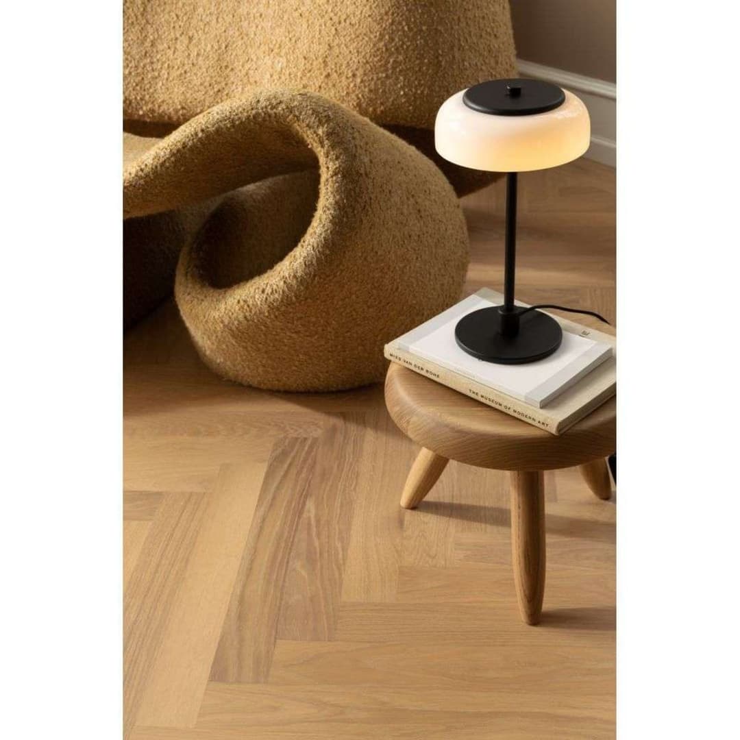 Blossi LED-Tischleuchte, Höhe 31 cm, schwarz/opal - Nuura - Wohnzimmer - Skandinavisch - Metall - Mit Schirm