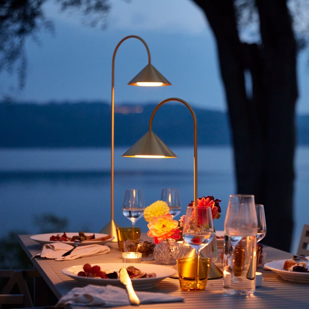 Grasp LED-Akku-Tischleuchte H47 Messingfarben - Frandsen - Balkon - Design - Metall - Einflammig