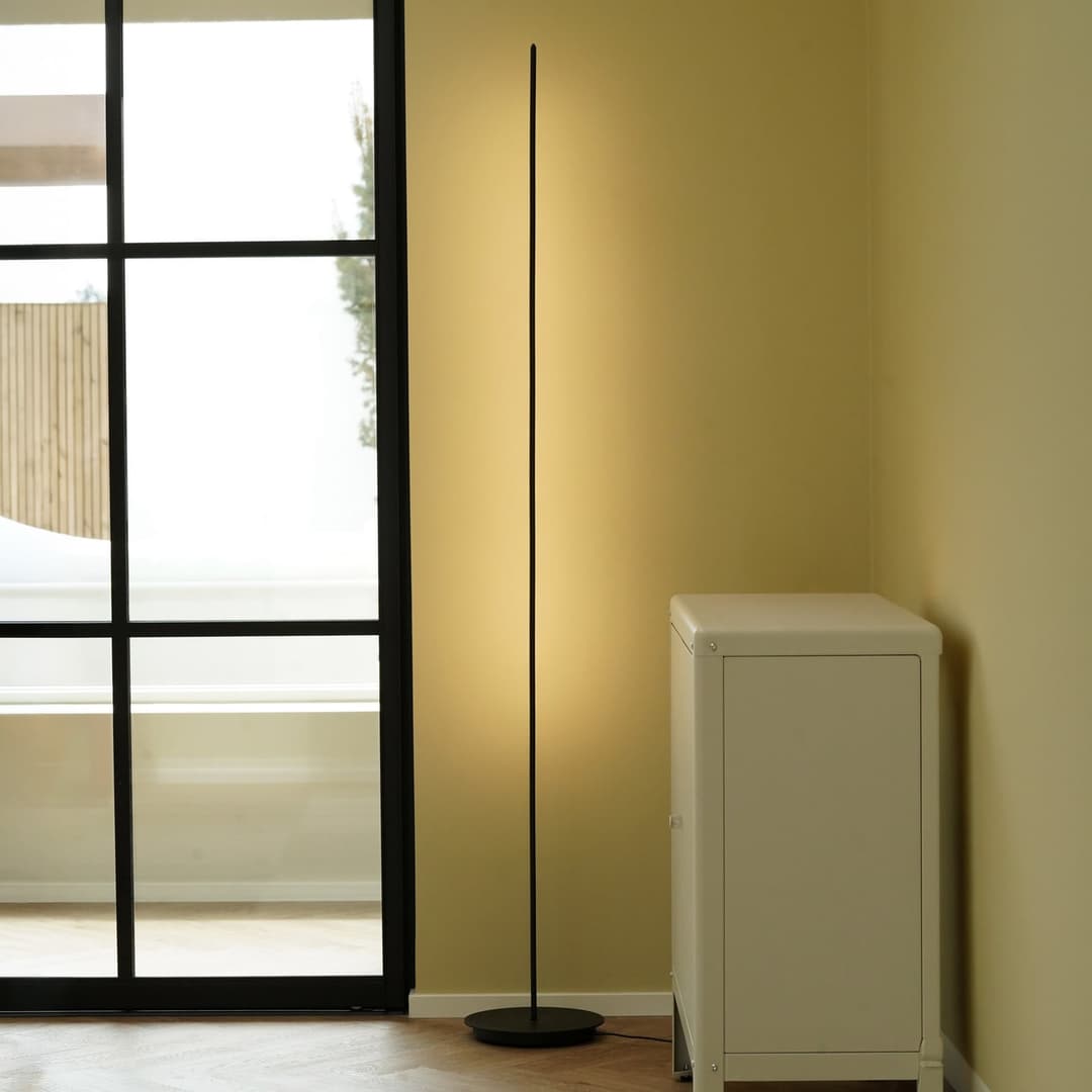String F1 LED Stehleuchte Dim. Schwarz - Antidark - Wohnzimmer