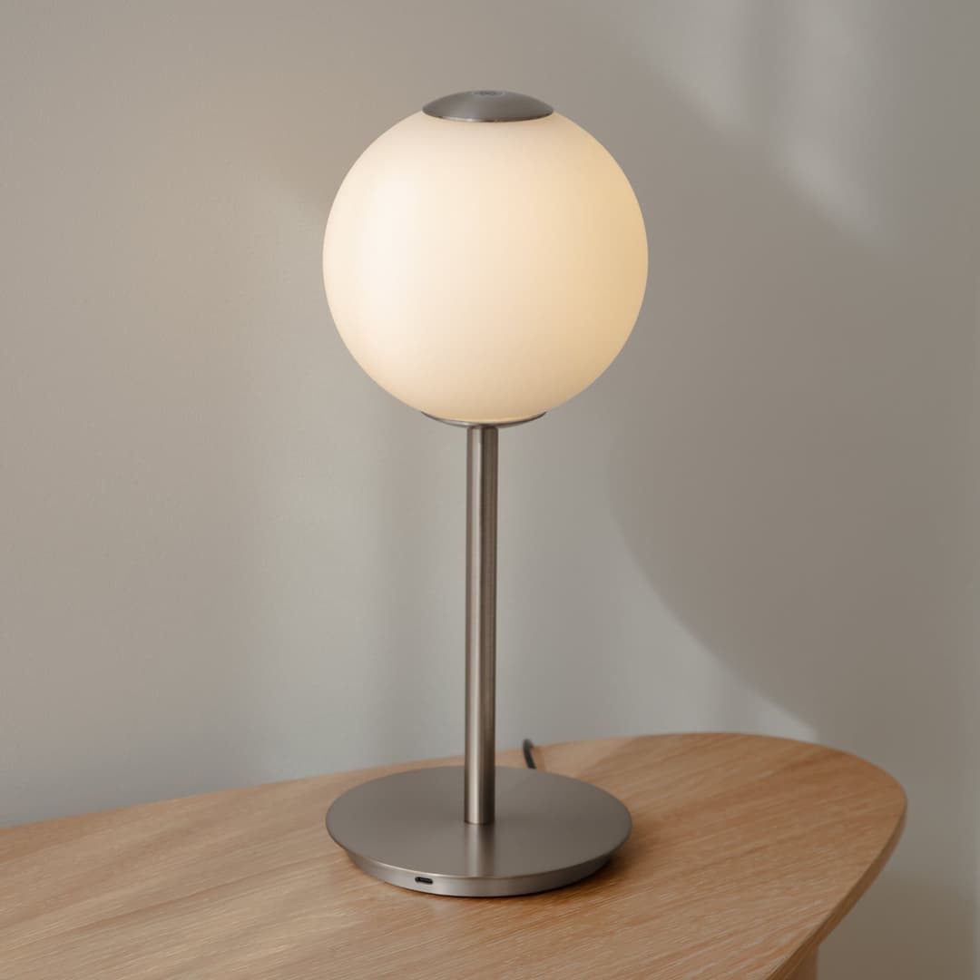 Audrey LED-Tischleuchte, stahlfarben, Höhe 37 cm - UMAGE - Wohnzimmer - Design - Metall - Einflammig