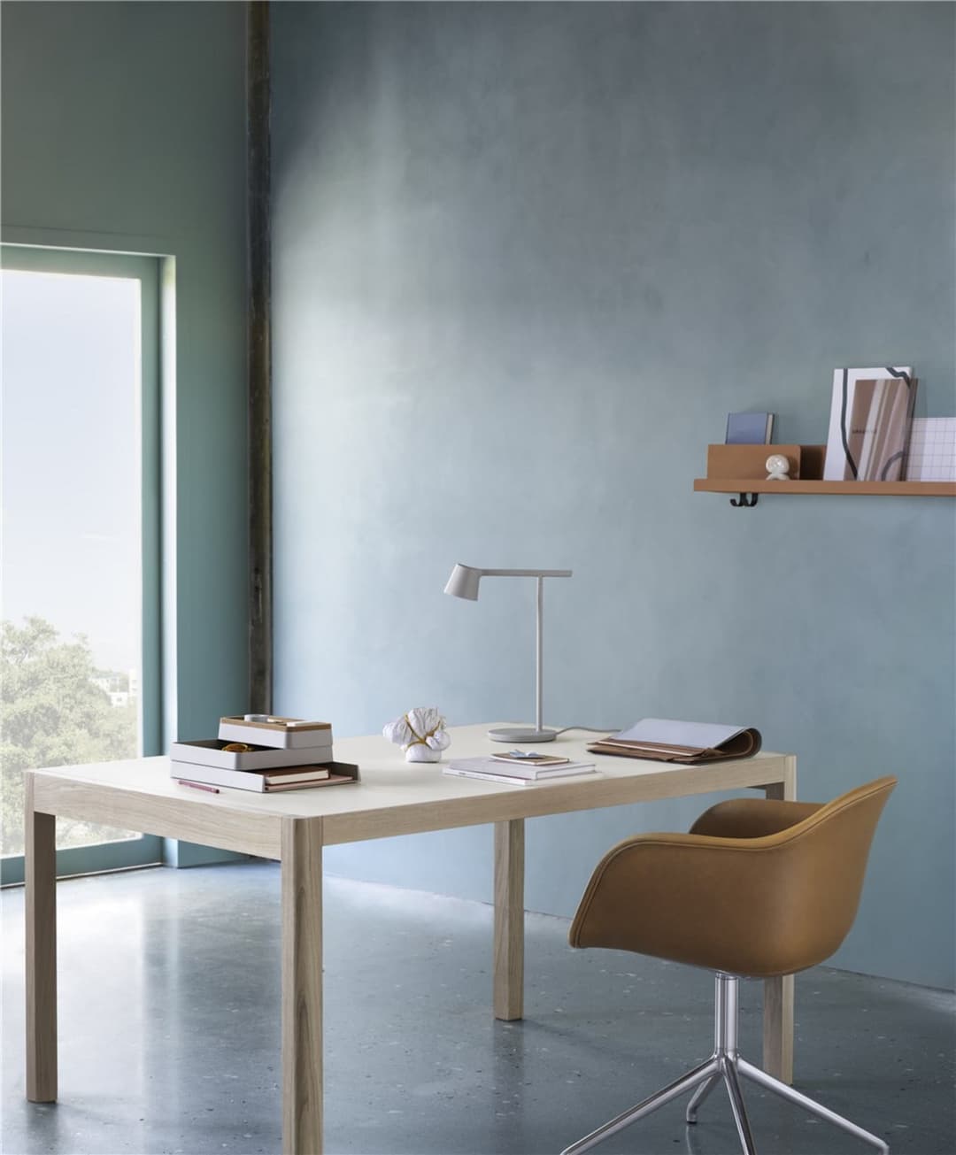 Tip Tischleuchte Grey - Muuto - Wohnzimmer - Aluminium