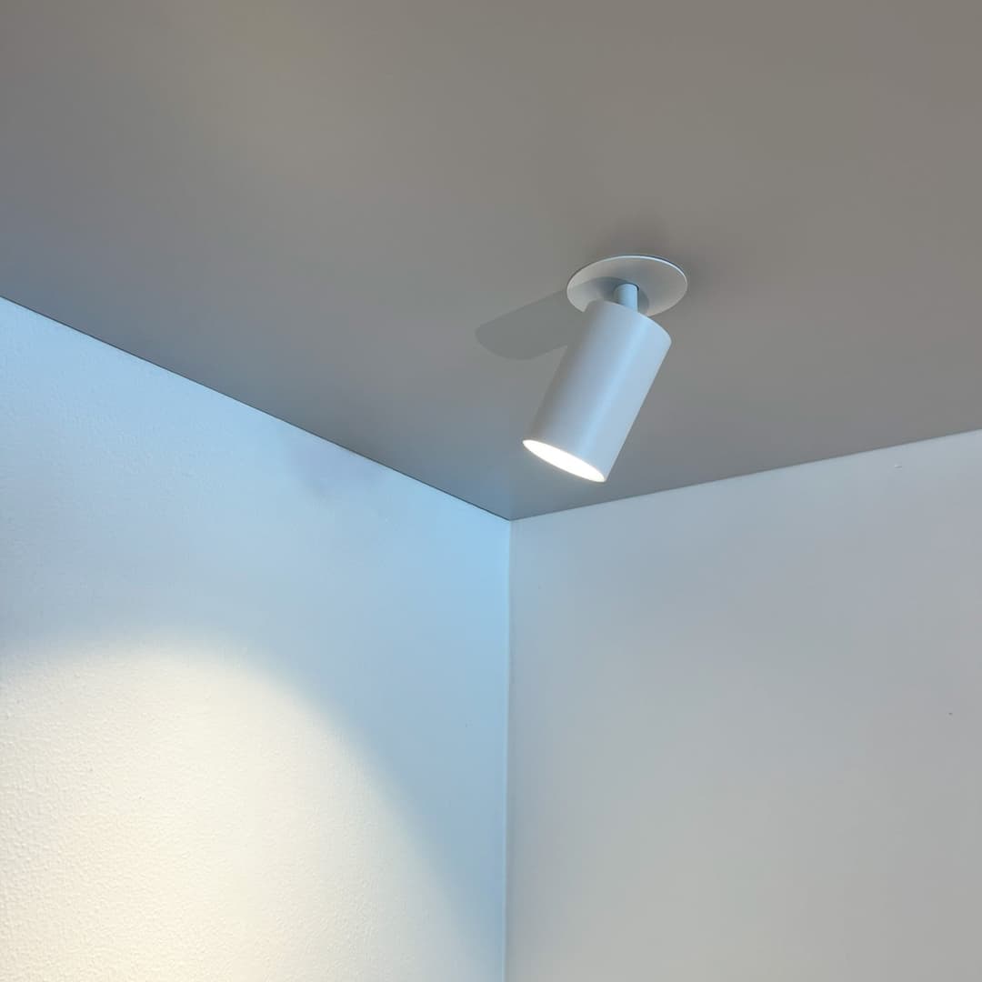 SpotOn Semi Schwenkbarer Halbeinbau-Spot, weiß – Antidark - Wohnzimmer - Aluminium
