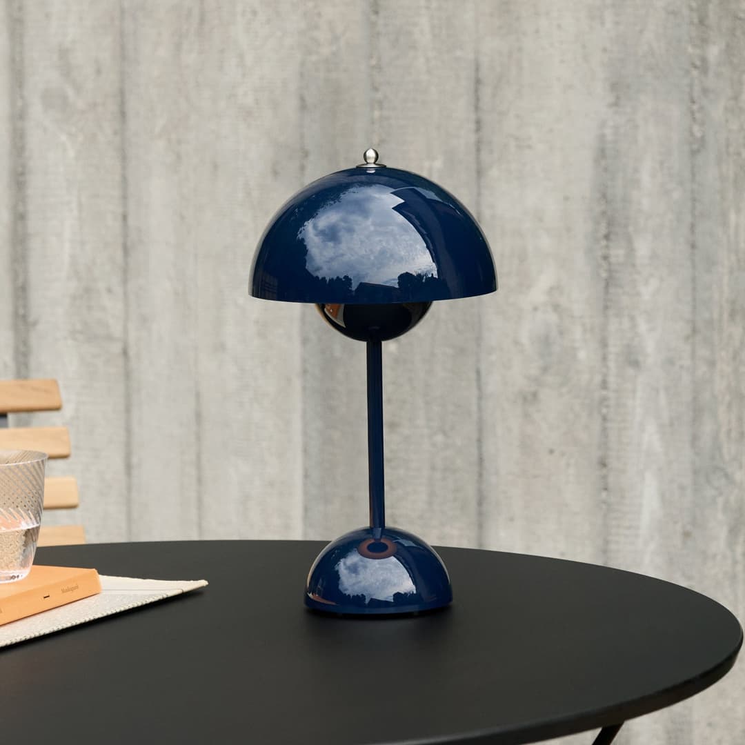 Flowerpot VP9 LED-Akku-Tischlampe stahlblau IP44, &TRADITION - Wohnzimmer - Design - Kunststoff - Mit Schirm
