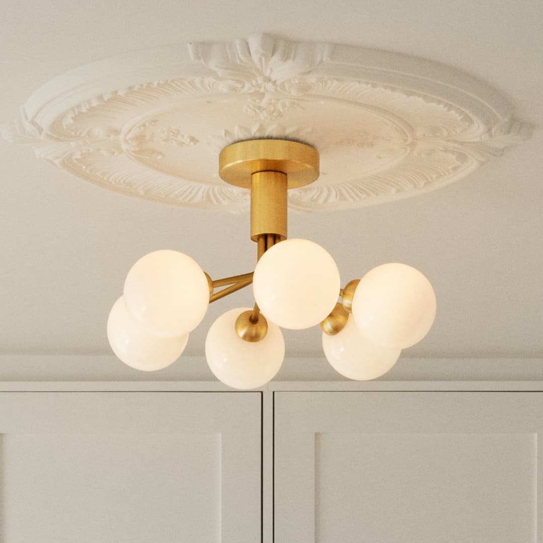 Apiales 6 Deckenlampe, messing/opal, Ø 50 cm, 6.flg. - Nuura - Wohnzimmer - Skandinavisch - Glas - Mehrflammig