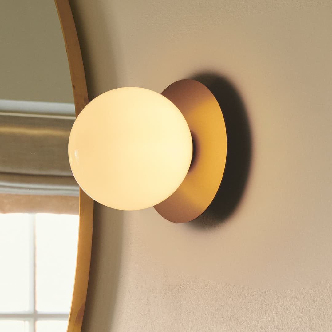 Liila 1 Medium Wandlampe, gold/weiß, IP44, G9 - Nuura - Wohnzimmer - Design - Glas - Kugel