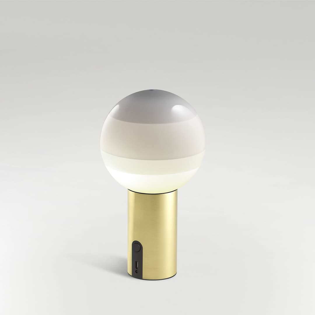 Dipping Light Akku-Tischlampe, weiß/messing, dim. - Marset - Wohnzimmer - Design - Glas - Mit Schirm