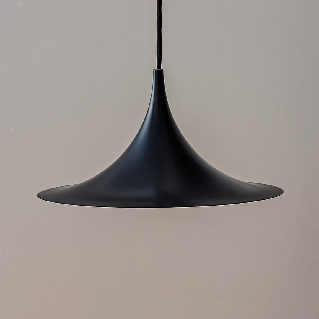 Semi Pendelleuchte Ø30 Matt Schwarz - GUBI - Wohnzimmer - Design - Metall - Einflammig