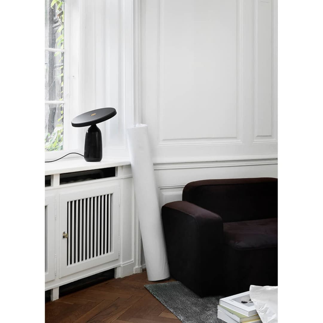 Eddy Tischleuchte Schwarz - Normann Copenhagen - Wohnzimmer - Marmor