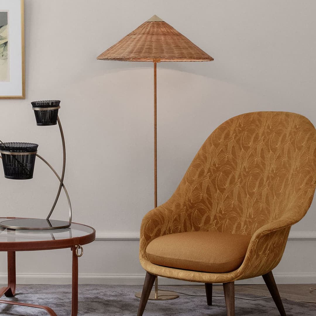 9602 Stehleuchte Messing/Wicker Willow - GUBI - Wohnzimmer - Design - Holz - Mit Schirm