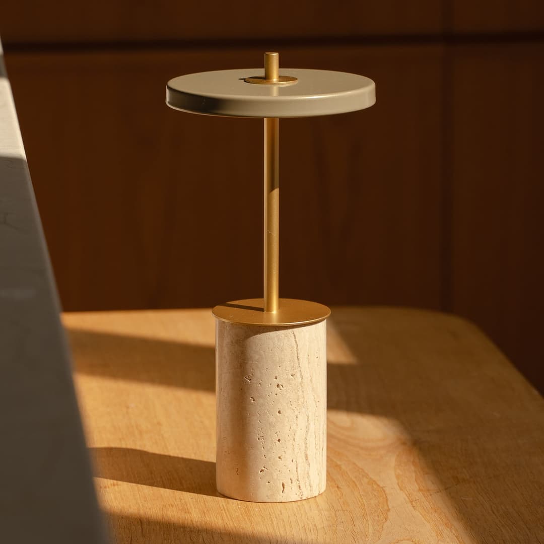 Asteria MOVE MINI Akkuleuchte travertin/messing IP44 - UMAGE - Wohnzimmer - Design - Marmor - Mit Schirm