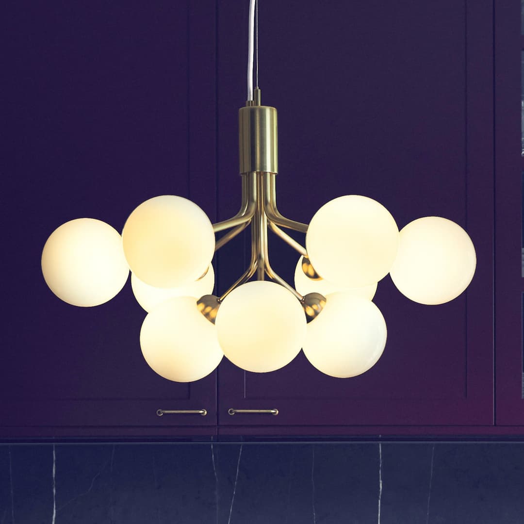 Apiales 9 Kronleuchter Brushed Brass/Opal White - Nuura - Wohnzimmer - Design - Metall - Mehrflammig