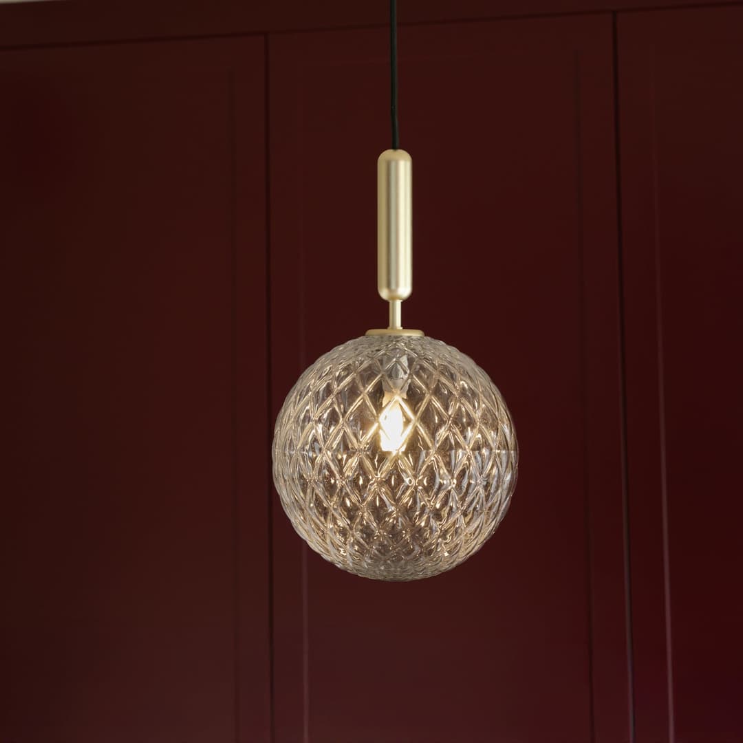 Miira 1 Pendelleuchte Large Brass/Optic Clear - Nuura Miira 1 Large - Wohnzimmer - Design - Glas - Kugel