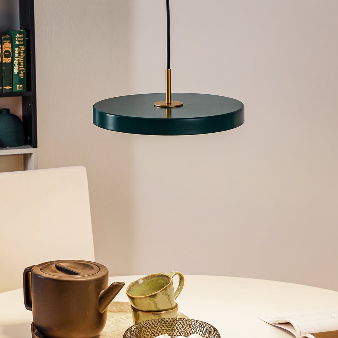 LED-Hängelampe Asteria Mini dunkelgrün/messing 31 cm - UMAGE - Wohnzimmer - Design - Metall - Einflammig