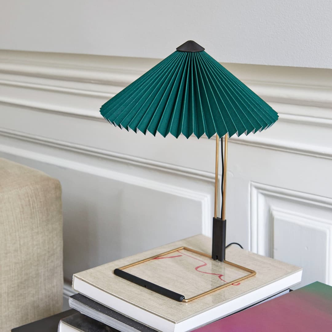 Matin LED-Tischlampe, grün/messing, Höhe 38 cm - Hay Matin 300 - Wohnzimmer - Design - Metall - Mit Schirm