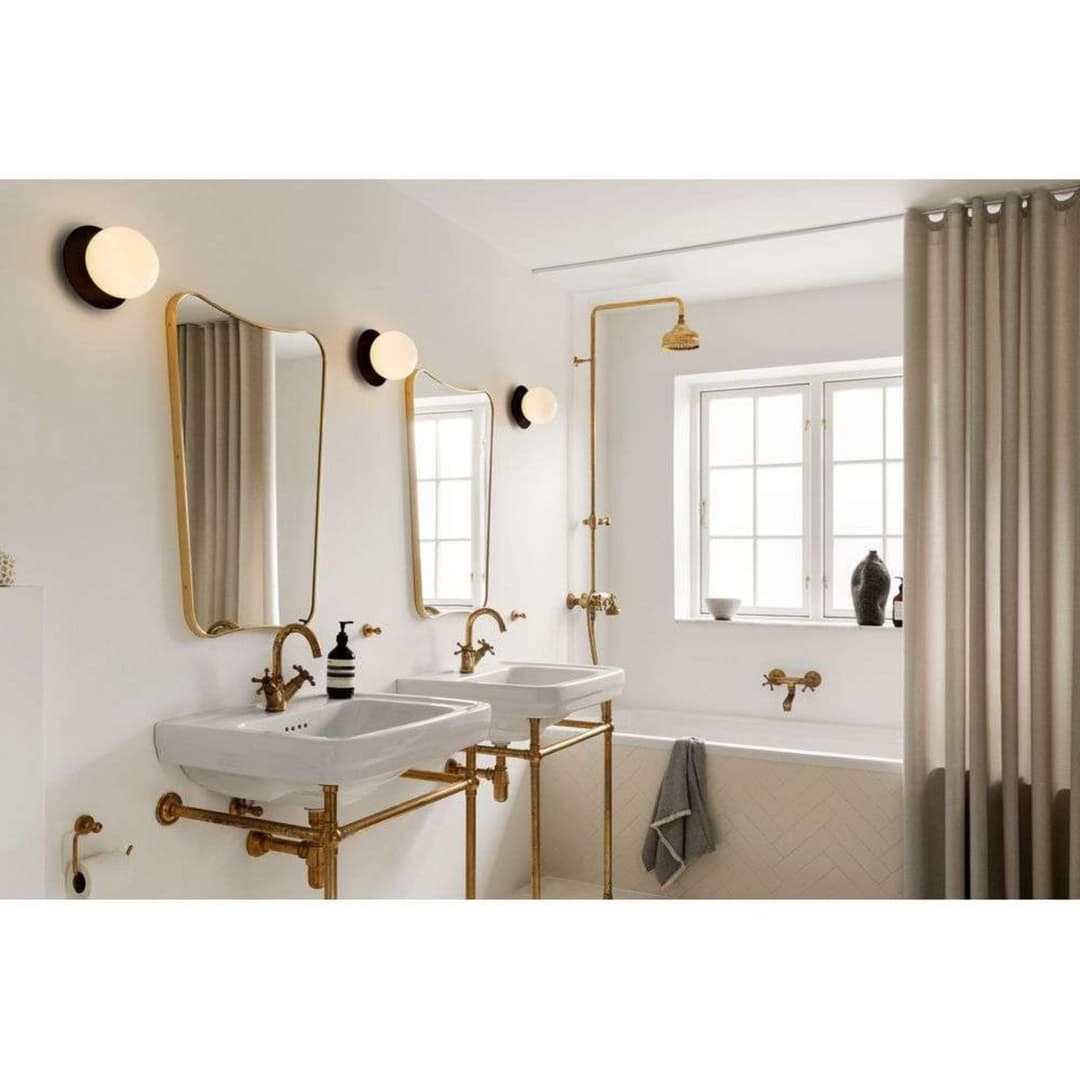 Liila 1 Medium Wandleuchte, schwarz/opal, IP 44, G9 - Nuura - Badezimmer - Design - Metall - Kugel