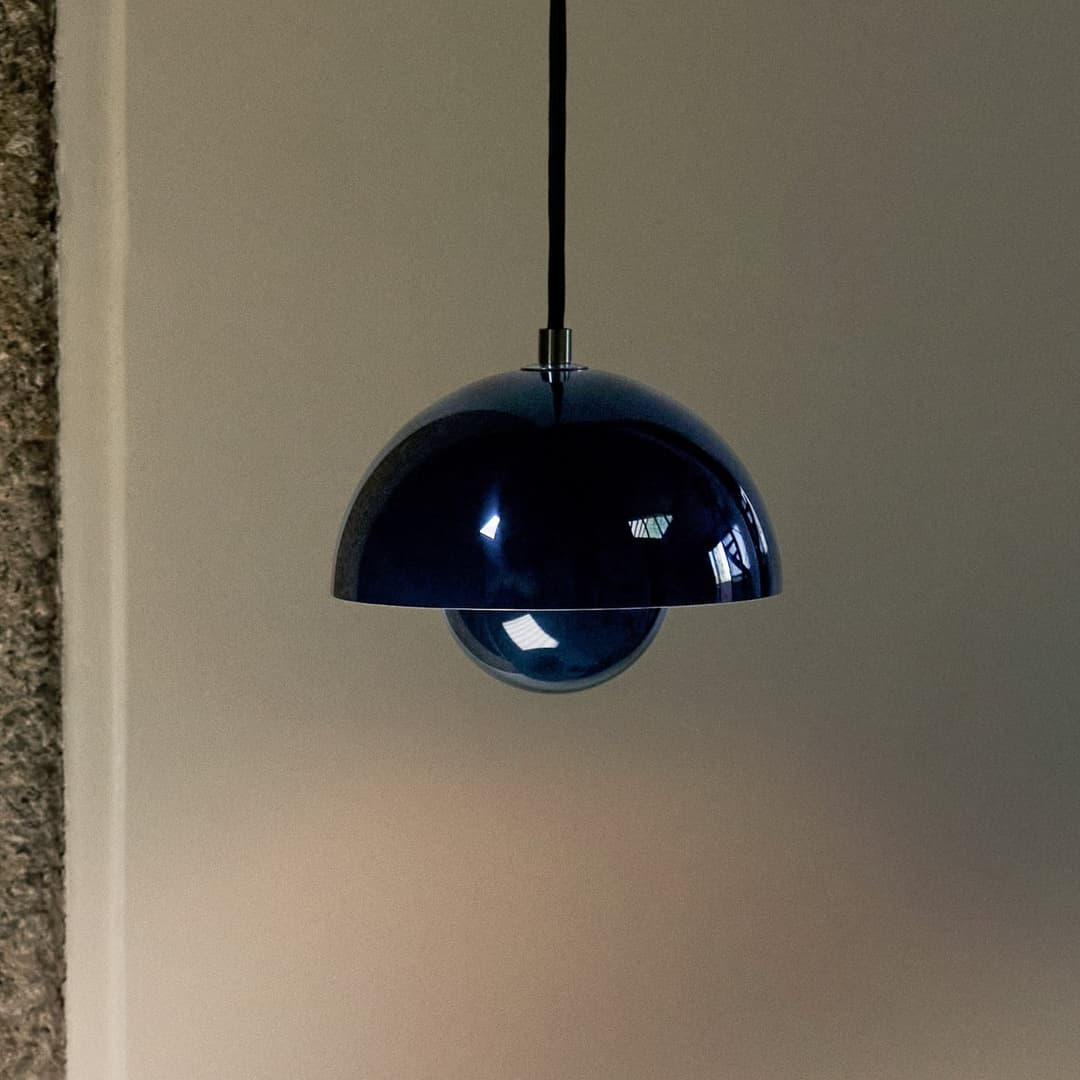 Flowerpot VP10 Hängeleuchte, Ø 16 cm, stahlblau - &TRADITION - Wohnzimmer - Design - Metall - Mit Schirm