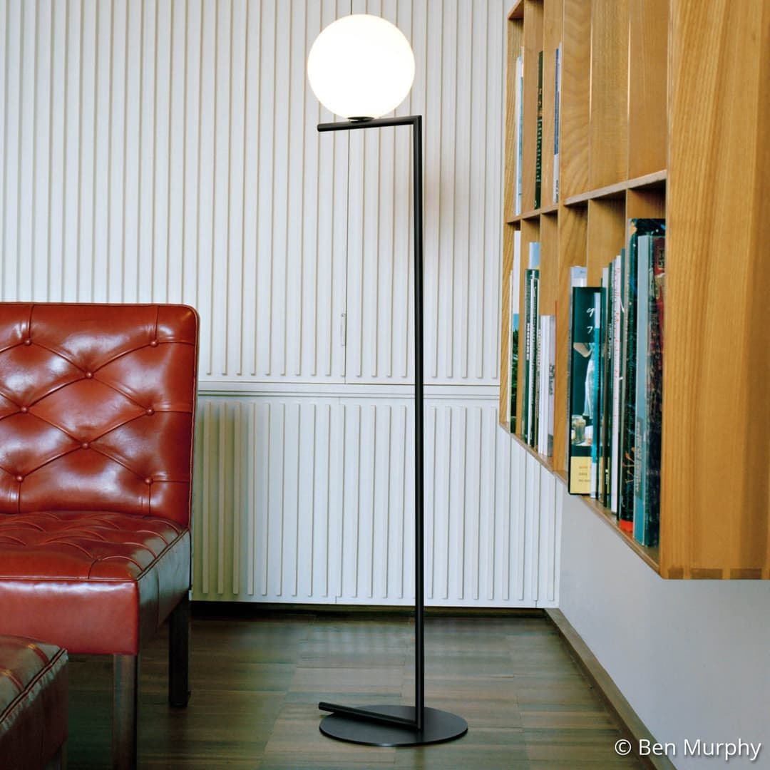 IC F2 Stehleuchte, schwarz, Höhe 185 cm - FLOS - Wohnzimmer - Design - Metall - Kugel