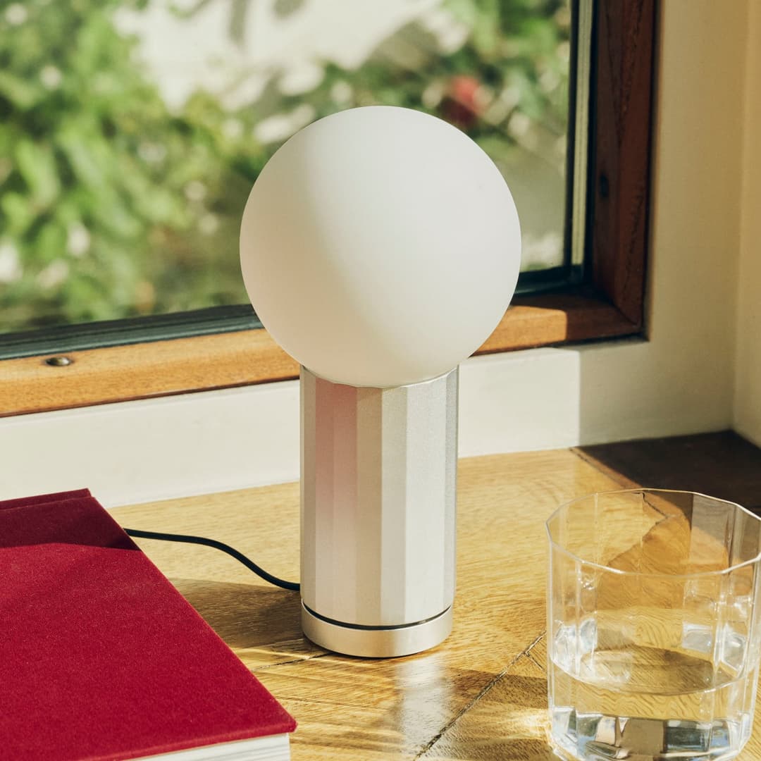 TURN ON LED-Tischlampe, aluminium, Höhe 20 cm, dimmbar - HAY - Wohnzimmer - Modern - Glas - Mit Schirm