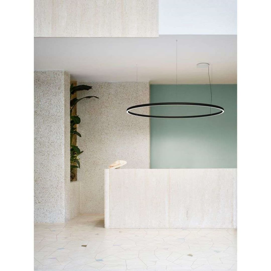 Compendium Circle LED-Pendelleuchte, Ø200 cm, schwarz - Luceplan - Esszimmer - Aluminium - Ring